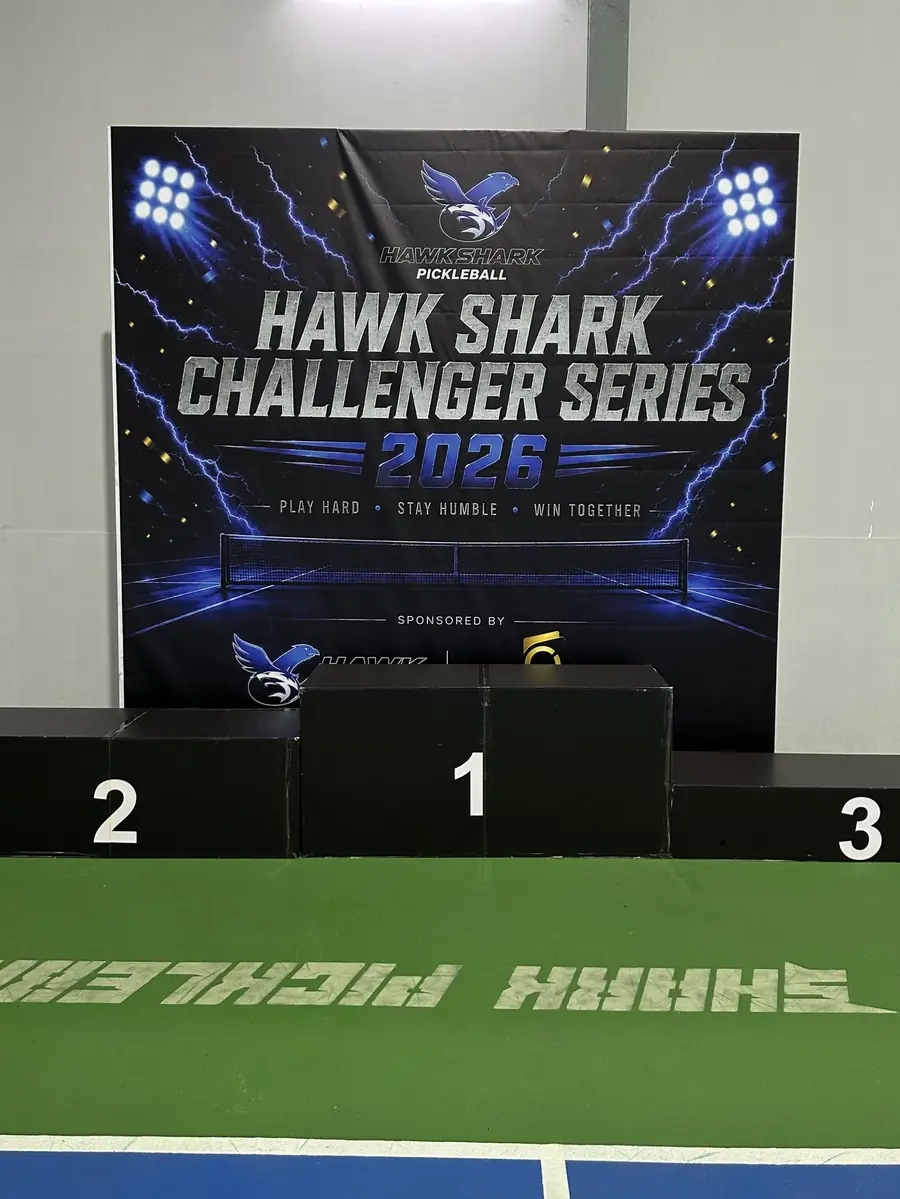 Podium di hadapan latar Challenger Series